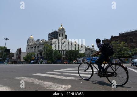 Kolkata, India. 17th May, 2021. A cyclist going to an emergency work during ongoing Covid-induced lockdown in Kolkata. (Photo by Suraranjan Nandi/Pacific Press) Credit: Pacific Press Media Production Corp./Alamy Live News Stock Photo