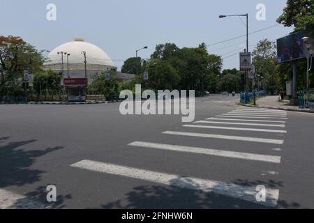 Kolkata, India. 17th May, 2021. Deserted view of a road during ongoing Covid-induced lockdown in Kolkata. (Photo by Suraranjan Nandi/Pacific Press) Credit: Pacific Press Media Production Corp./Alamy Live News Stock Photo