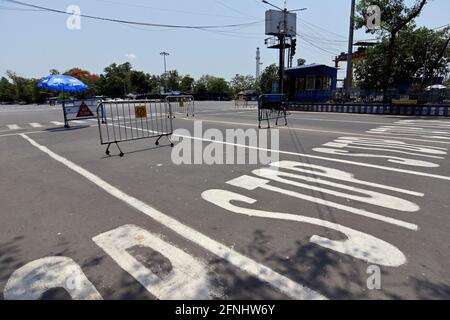 Kolkata, India. 17th May, 2021. Deserted view of a road during ongoing Covid-induced lockdown in Kolkata. (Photo by Suraranjan Nandi/Pacific Press) Credit: Pacific Press Media Production Corp./Alamy Live News Stock Photo