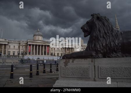 London, United Kingdom. 17th May 2021. Apocalyptic sky over Trafalgar Square as rain and hail fall during a thunderstorm in London. Vuk Valcic / Alamy Live News