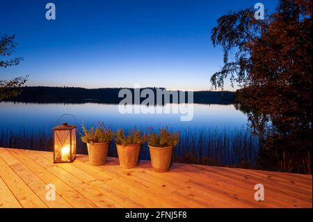 Evenemang lake-view with bucks of lavender on a wooden deck in front Stock Photo