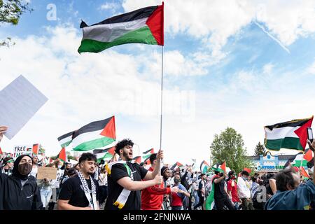 Dearborn, USA. 15th May, 2021. A few thousand people gathered to rally against Israeli occupation and air raids on Palestinians in Dearborn, Michigan on May 15, 2021. The protest was organized by the Palestinian Youth Movement, and Dearborn is home to the largest Arab-American population in the U.S. (Photo by Dominick Sokotoff/Sipa USA) Credit: Sipa USA/Alamy Live News Stock Photo