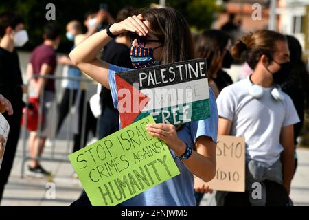 A demonstrator holds a placard reading 'Palestine will be free' in support of the Palestinian people during a rally in Lisbon against Israeli interference. The rally for 'Solidarity with Palestine' was held in Martim Moniz Square in the Portuguese capital and organized by the Portuguese Council for Peace and Cooperation (CPPC), the Movement for the Rights of the Palestinian People and for Peace in the Middle East (MPPM) and the General Confederation of Portuguese Workers - National Trade Union (CGTP-IN). (Photo by Jorge Castellanos/SOPA Images/Sipa USA) Stock Photo