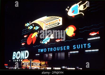 Times Square at Night, Bond's Clothes & Loew's Criterion Theater, New York City, New York, USA, Gottscho-Schleisner Collection, 1941 Stock Photo