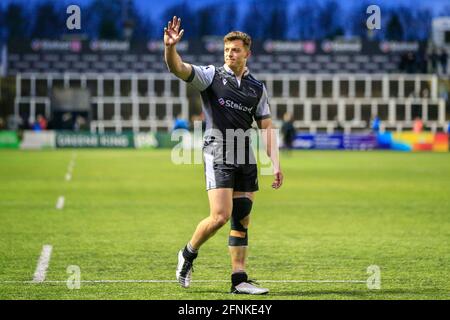 Newcastle, UK. 17th May, 2021. Adam Radwan of Newcastle Falcons thanks the fans after the full-time whistle in Newcastle, United Kingdom on 5/17/2021. (Photo by Iam Burn/News Images/Sipa USA) Credit: Sipa USA/Alamy Live News Stock Photo