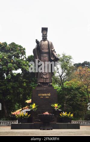 Large bronze Emperor Ly Thai To of the Ly dynasty of Vietnam in Indira Gandhi Park for vietnamese foreign travelers travel visit on Lang Ha street at Stock Photo