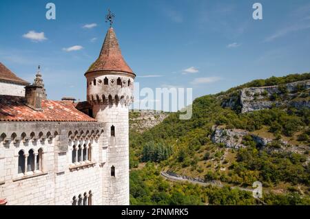 Alzou canyon and the Sanctuary tower (tour du Sanctuaire) in the medieval town of Rocamadour, a listed Unesco World Heritage Site, Causses du Quercy R Stock Photo