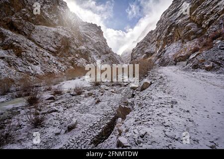 Road to Rumbak Valley and Yarutse, Hemis NP, Ladak, India. River with snow during winter, Himalayas. Mountain landscape in India wild nature. Sunny da Stock Photo