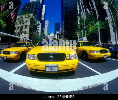 2004 HISTORICAL YELLOW TAXI CABS (©FORD MOTOR CO 2000) FIFTH AVENUE MIDTOWN MANHATTAN NEW YORK CITY USA Stock Photo