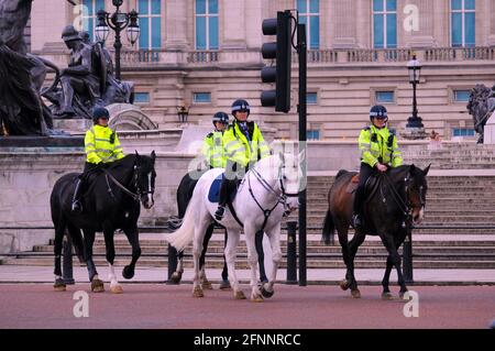 London, UK, 18 May 2021 Mounted police outside Buckingham Palace. Sunshine and showers in central London. Credit: JOHNNY ARMSTEAD/Alamy Live News Stock Photo