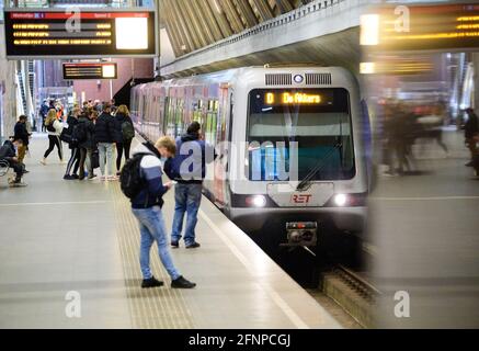 Rotterdam, Netherlands. 17th May, 2021. A metro of line D in the direction of De Akkers enters Leuvenhaven station. Credit: Soeren Stache/dpa-Zentralbild/dpa/Alamy Live News Stock Photo