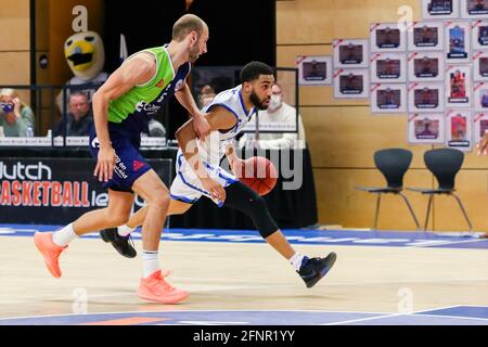 ZWOLLE, NETHERLANDS - MAY 18: Marijn Ververs of ZZ Leiden, Yaslin Joseph of Landstede Hammers Zwolle during the DBL semi final play offs match between Landstede Hammers and ZZ Leiden at Landstede sportcentrum on May 18, 2021 in Zwolle, Netherlands (Photo by Albert ten Hove/Orange Pictures) Stock Photo