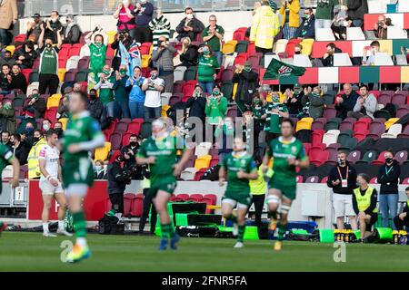 LONDON, UK. MAY 18TH: Fans return to the stadium during the Gallagher Premiership match between London Irish and Exeter Chiefs at the Brentford Community Stadium, Brentford on Tuesday 18th May 2021. (Credit: Juan Gasparini | MI News) Credit: MI News & Sport /Alamy Live News Stock Photo