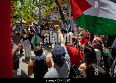 Los Angeles, California, USA. 18th May, 2021. Hundreds of people chant in front of the Consulate General of Israel in Los Angeles, CA on Tuesday, May 18, 2021 to protest in solidarity with Palestinians on strike in Israel, the West Bank, and the Gaza Strip. Credit: Justin L. Stewart/ZUMA Wire/Alamy Live News