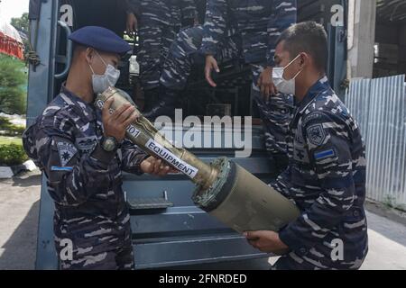 Denpasar, Indonesia. 18th May, 2021. Indonesian Navy officers carry parts of the sunken Indonesian Navy submarine KRI Nanggala-402 after a press conference in Denpasar, Bali, Indonesia, May 18, 2021. The Indonesian Navy, with the assistance of China's People's Liberation Army Navy, has managed to lift a life raft and other fragments belonging to the sunken Indonesian submarine KRI Nanggala-402 in the Bali waters. Credit: Bisinglasi/Xinhua/Alamy Live News Stock Photo