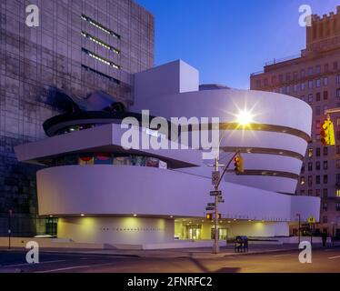 2005 HISTORICAL SOLOMON GUGGENHEIM MUSEUM (©FRANK LLOYD WRIGHT 1959 / GWATHMAY SIEGEL ASSOCS 1992) FIFTH AVENUE MANHATTAN NEW YORK CITY USA Stock Photo