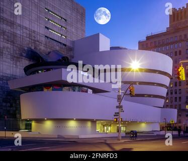 2005 HISTORICAL SOLOMON GUGGENHEIM MUSEUM (©FRANK LLOYD WRIGHT 1959 / GWATHMAY SIEGEL ASSOCS 1992) FIFTH AVENUE MANHATTAN NEW YORK CITY USA Stock Photo