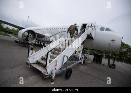 Calw, Germany. 10th May, 2021. A member of the Bundeswehr's Special Forces Command (KSK) walks up the gangway of a training aircraft. Credit: Marijan Murat/dpa/Alamy Live News Stock Photo