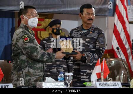 Denpasar, Bali, Indonesia: May 18, 2021, Military Attache of the Chinese Embassy for Indonesia, Senior Colonel CHEN YONG JING (l) receives a placard as a form of gratitude for the helps from Indonesian Navy. Commander of Indonesian Navy II Fleet, Rear Admiral IWAN ISNURWANTO and Military Attache of the Chinese Embassy for Indonesia, Senior Colonel CHEN YONG JING lead a press conference of the Indonesian sunken submarine KRI Nanggala 402 salvage attempt update at Bali Naval Base. The progress is the Indonesian Navy assisted by of China's Navy Ships, has managed to lift a Liferaft and some other Stock Photo