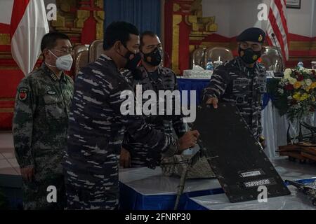 May 18, 2021, Denpasar, Bali, Indonesia: Commander of Indonesian Navy II Fleet, Rear Admiral IWAN ISNURWANTO (two from left) explains the found parts. Commander of Indonesian Navy II Fleet, Rear Admiral IWAN ISNURWANTO and Military Attache of the Chinese Embassy for Indonesia, Senior Colonel CHEN YONG JING lead a press conference of the Indonesian sunken submarine KRI Nanggala 402 salvage attempt update at Bali Naval Base. The progress is the Indonesian Navy assisted by of China's Navy Ships, has managed to lift a Liferaft and some other parts. (Credit Image: © Dicky Bisinglasi/ZUMA Wire) Stock Photo