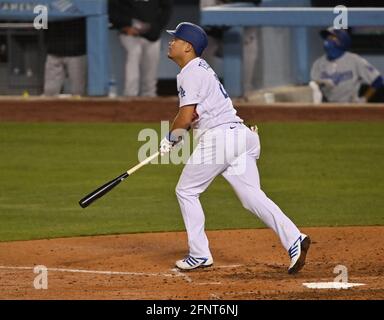 Los Angeles Dodgers first baseman Yoshi Tsutsugo (28) singles and