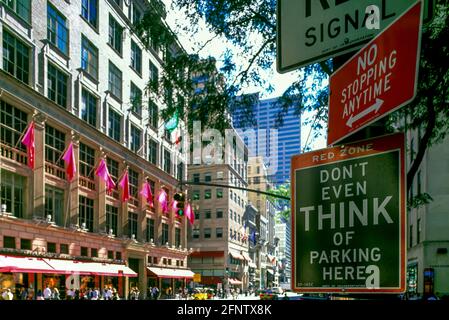 2005 HISTORICAL NO PARKING STREET SIGN SAKS DEPARTMENT STORE (©STARRET & VAN VLECK 1924) FIFTH AVENUE MANHATTAN NEW YORK CITY USA Stock Photo