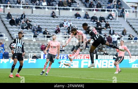 Newcastle United's Joe Willock (right) scores their side's first goal of the game during the Premier League match at St. James' Park, Newcastle upon Tyne. Picture date: Wednesday May 19, 2021. Stock Photo