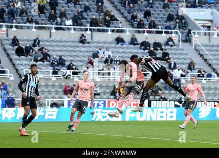 Newcastle United's Joe Willock (right) scores their side's first goal of the game during the Premier League match at St. James' Park, Newcastle upon Tyne. Picture date: Wednesday May 19, 2021. Stock Photo