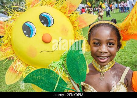 Miami Florida, Homestead Miami Carnival, Festival de Masqueraders de Mardi  Gras del Caribe, Mujer africana negra inmigra traje traje disfraz  enloquecido enloquecido Fotografía de stock - Alamy