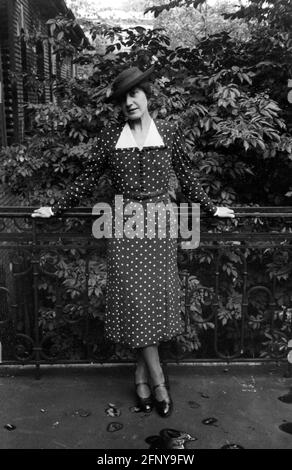 fashion, 1930s, ladie's fashion, woman with spotted costume and hat, October 1938, ADDITIONAL-RIGHTS-CLEARANCE-INFO-NOT-AVAILABLE Stock Photo