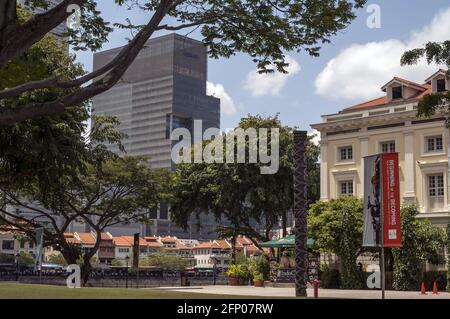 Singapore, Singapur, Asia, Asien; New and old buildings on the Singapore river. Neue und alte Gebäude am Singapore River. Square by the river Stock Photo