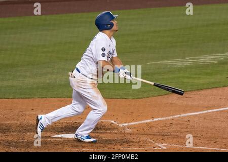 Los Angeles Dodgers first baseman Yoshi Tsutsugo (28) walks to the