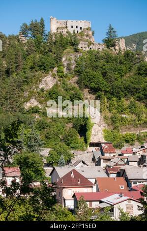 View of Guillaumes town and the ruins of Queen Joan's castle (Chateau de Reine Jeanne), a 15th century listed monument, Alpes-Maritimes (06), Provence Stock Photo
