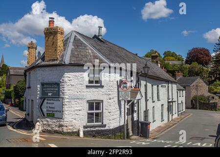 The Bridge End Inn, near the seventeenth century bridge at Crickhowell, in the Brecon Beacon National Park, Powys, Wales, with roadsigns in Welsh and Stock Photo