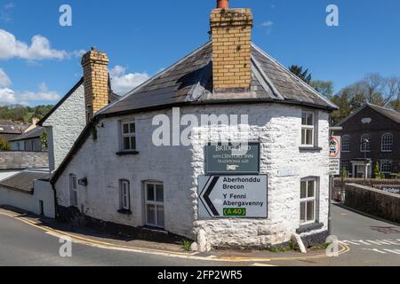 The Bridge End Inn, near the seventeenth century bridge at Crickhowell, in the Brecon Beacon National Park, Powys, Wales, with roadsigns in Welsh and Stock Photo