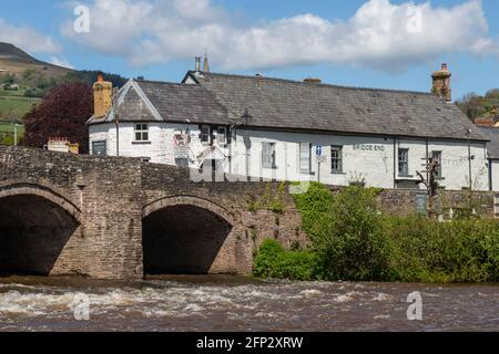 The Bridge End Inn, near the seventeenth century bridge at Crickhowell, in the Brecon Beacon National Park, Powys, Wales Stock Photo