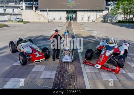 May 20, 2021, Indianapolis, Indiana, USA: 4 Time Indy500 winner, AJ Foyt, Jr poses with his 1961 winning car with the Borg Warner Trophy and his ABC Supply entry driven by JR Hildebrand. (Credit Image: © Brian Spurlock Grindstone Media/ASP via ZUMA Wire) Stock Photo