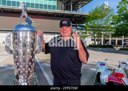 May 20, 2021, Indianapolis, Indiana, USA: 4 Time Indy500 winner, AJ Foyt, Jr poses with his 1961 winning car with the Borg Warner Trophy and his ABC Supply entry driven by JR Hildebrand. (Credit Image: © Brian Spurlock Grindstone Media/ASP via ZUMA Wire) Stock Photo