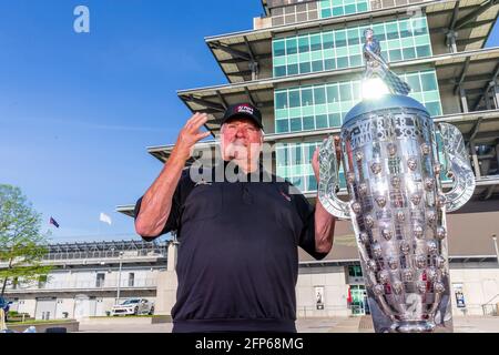 May 20, 2021, Indianapolis, Indiana, USA: 4 Time Indy500 winner, AJ Foyt, Jr poses with his 1961 winning car with the Borg Warner Trophy and his ABC Supply entry driven by JR Hildebrand. (Credit Image: © Brian Spurlock Grindstone Media/ASP via ZUMA Wire) Stock Photo