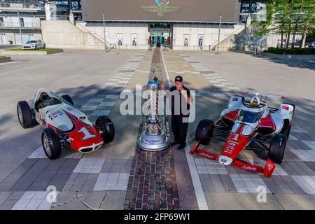 May 20, 2021, Indianapolis, Indiana, USA: 4 Time Indy500 winner, AJ Foyt, Jr poses with his 1961 winning car with the Borg Warner Trophy and his ABC Supply entry driven by JR Hildebrand. (Credit Image: © Brian Spurlock Grindstone Media/ASP via ZUMA Wire) Stock Photo