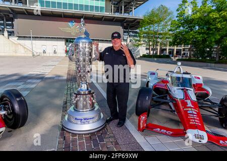 May 20, 2021, Indianapolis, Indiana, USA: 4 Time Indy500 winner, AJ Foyt, Jr poses with his 1961 winning car with the Borg Warner Trophy and his ABC Supply entry driven by JR Hildebrand. (Credit Image: © Brian Spurlock Grindstone Media/ASP via ZUMA Wire) Stock Photo