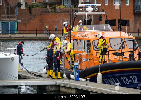RNLI Shannon Class Lifeboat 13 - 12's crew mooring up at Sovereign Harbour Stock Photo