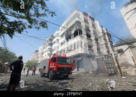 Smoke rises from a 14-story building as Israeli fighter jets continue to pound a Palestinian building called 'Ash-Shuruq' at Omar Al-Mukhtar neighborhood. Gaza Strip. Stock Photo