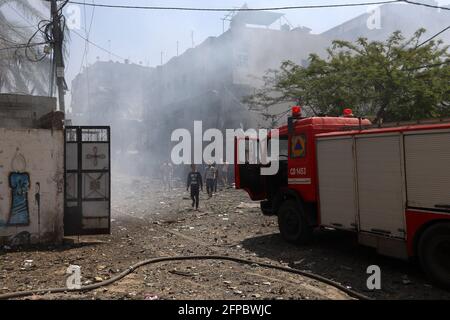 Smoke rises from a 14-story building as Israeli fighter jets continue to pound a Palestinian building called 'Ash-Shuruq' at Omar Al-Mukhtar neighborhood. Gaza Strip. Stock Photo