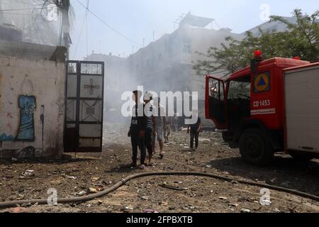 Smoke rises from a 14-story building as Israeli fighter jets continue to pound a Palestinian building called 'Ash-Shuruq' at Omar Al-Mukhtar neighborhood. Gaza Strip. Stock Photo