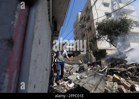 Smoke rises from a 14-story building as Israeli fighter jets continue to pound a Palestinian building called 'Ash-Shuruq' at Omar Al-Mukhtar neighborhood. Gaza Strip. Stock Photo