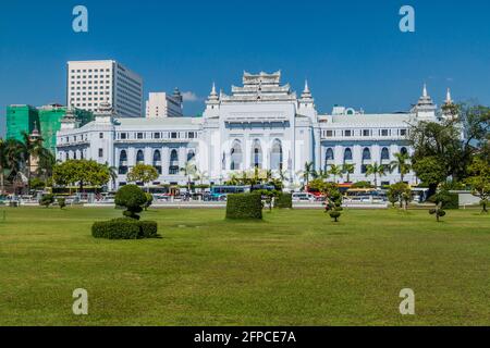 Traffic in front of Yangon City Hall, Myanmar Stock Photo