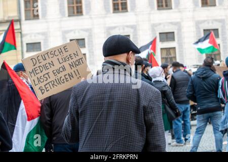 Mann hält Schild: ' Deutsche Medien lügen/Lasst euch nicht betrügen!! ' Ca. 600 Menschen versammelten sich am 20.5.2021 in München, um ihre Solidarität mit den Menschen in Gaza, Ost Jerusalem, den besetzten Gebieten und dem Westjordanland zu zeigen. - MAn holds sign reading: ' German media lie/Don't let them cheat on you '. Around 600 people gathered on May 20, 2021 in Munich, Germany to show their support for the people in Gaza, East Jerusalem, the occupied territories and the Westbank. (Photo by Alexander Pohl/Sipa USA) Credit: Sipa USA/Alamy Live News Stock Photo