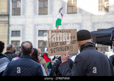 Mann hält Schild: ' Deutsche Medien lügen/Lasst euch nicht betrügen!! ' Ca. 600 Menschen versammelten sich am 20.5.2021 in München, um ihre Solidarität mit den Menschen in Gaza, Ost Jerusalem, den besetzten Gebieten und dem Westjordanland zu zeigen. - MAn holds sign reading: ' German media lie/Don't let them cheat on you '. Around 600 people gathered on May 20, 2021 in Munich, Germany to show their support for the people in Gaza, East Jerusalem, the occupied territories and the Westbank. (Photo by Alexander Pohl/Sipa USA) Credit: Sipa USA/Alamy Live News Stock Photo