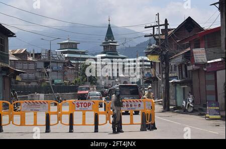 Srinagar, India. 21st May, 2021. Restrictions were tightened in and around Srinagar city on Friday. Security forces are deployed as the authorities looked to prevent any congregation of separatist groups to mark the death anniversaries of Mirwaiz Mohammad Farooq (Chairman of the All Jammu and Kashmir Awami Action Committee) and Abdul Gani Lone (Kashmiri lawyer, politician and separatist leader). Credit: Majority World CIC/Alamy Live News Stock Photo